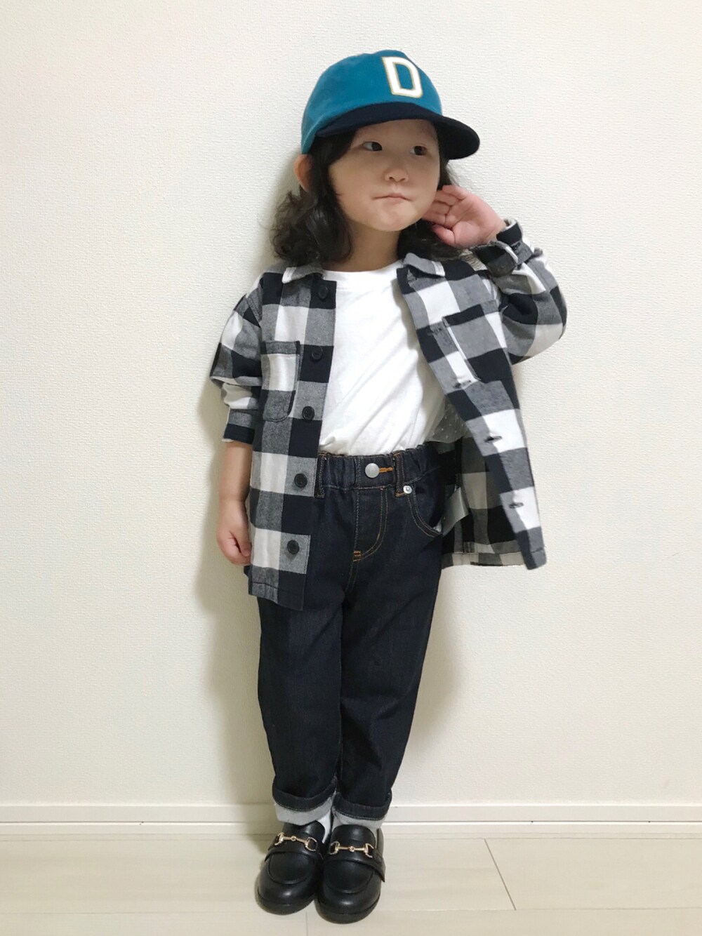 「キャップ、カジュアル、シンプル、チェック、チェックシャツ、白Tシャツ、デニム、テーパードパンツ、タックイン、ローファー、ビットローファー、休日スタイル、3歳」｜「GLOBAL WORKの【キッズ】CPOシャツ長袖/847086（ブルゾン、ブラック系）」を使った、となりのみれいさん（キッズ・90cm）の秋コーディネートの1枚目の写真