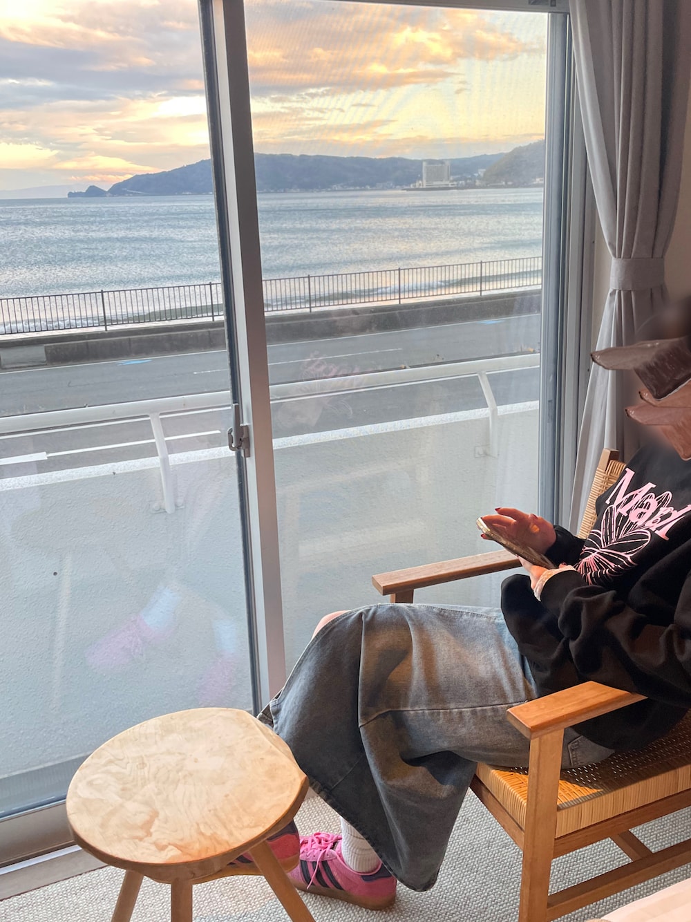 「ピンクコーデ」｜「Mardi MercrediのSWEATSHIRT FLOWERMARDI（スウェット、ブラック系）」を使った、wwxgmwさん（骨格ストレート・レディース・153cm）の春コーディネートの1枚目の写真
