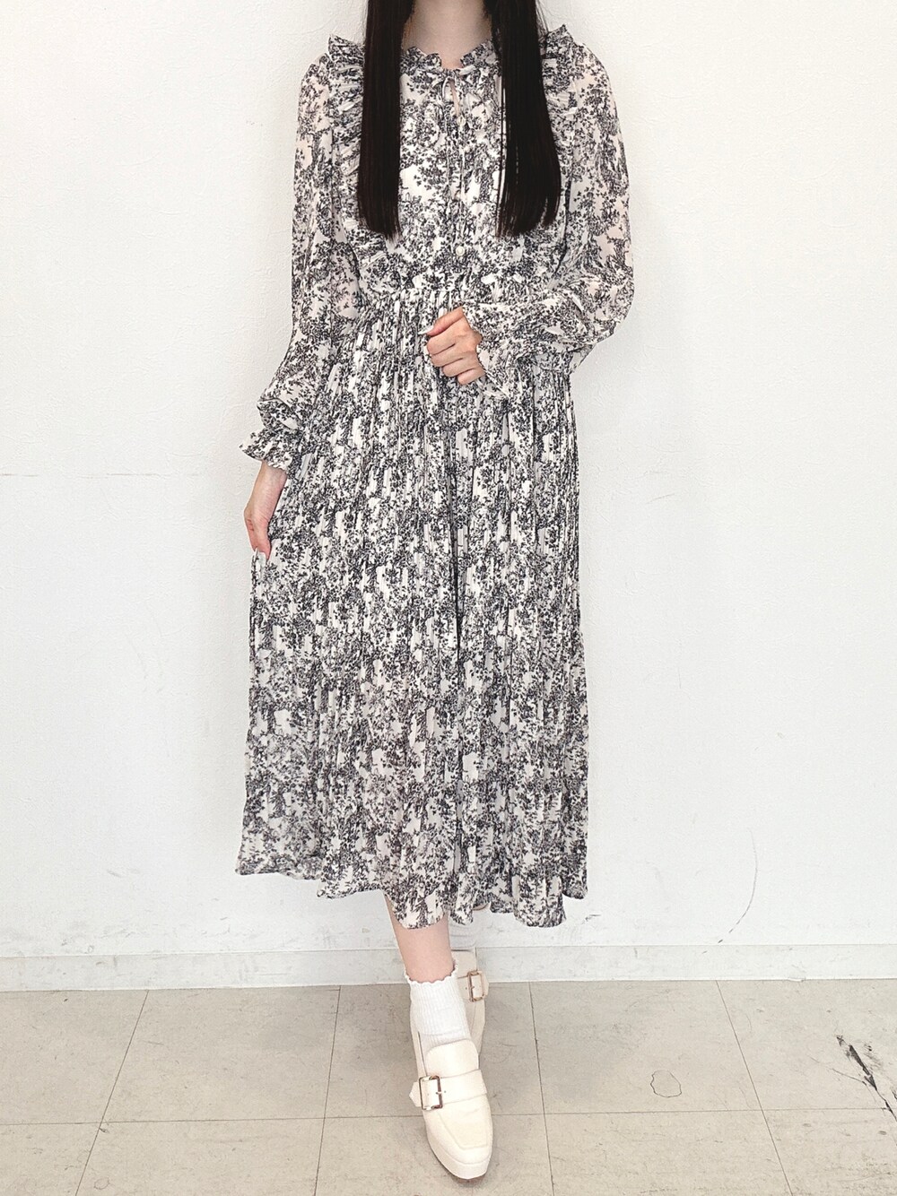 「titty&Co.、titty&co.PETIT、ロングワンピース、ローファー、トワルドジュイ」｜「TITTY&CO.の【TITTY&CO.】トワルドジュイ長袖ミディワンピース（ワンピース/ドレス、ホワイト系）」を使った、yuka🐰さん（レディース・161cm）の秋コーディネートの1枚目の写真