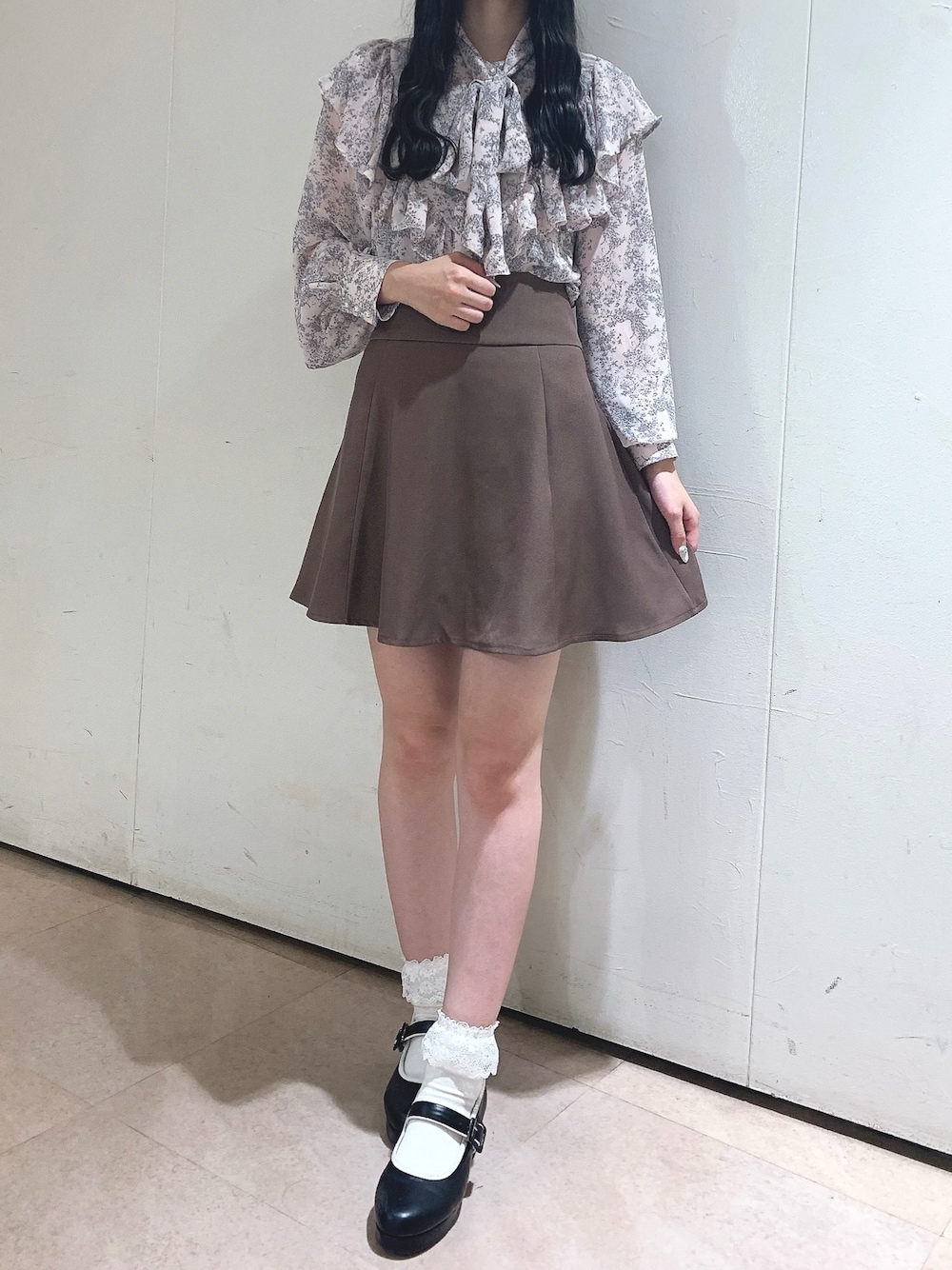 「titty&Co.、titty&co.PETIT、トワルドジュイ、ミニスカート、パンプス」｜「TITTY&CO.の【TITTY&CO.】トワルドジュイラッフルリボン長袖ブラウス（シャツ/ブラウス、グレー系）」を使った、yuka🐰さん（レディース・161cm）の秋コーディネートの1枚目の写真
