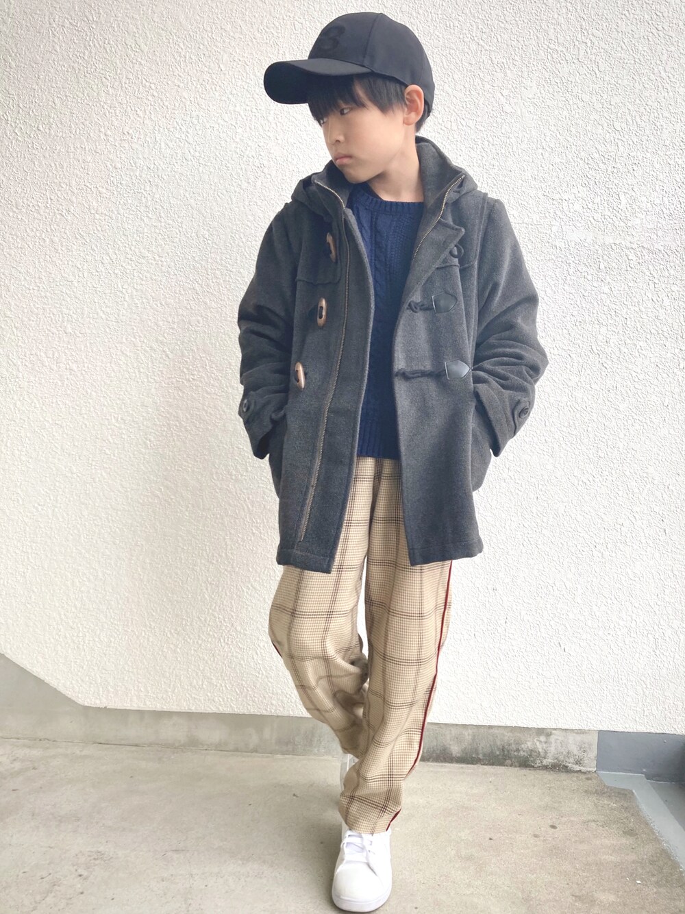 「私の推しブランド、キッズコーデ、男の子コーデ、小学生、冬コーデ、あったかコーデ、ダッフルコート、ニットコーデ、シンプルコーデ、キャップコーデ、Branshes、Y-3、adidas、スニーカー」｜「BRANSHESのダッフルコート（ダッフルコート、グレー系）」を使った、kaoruさん（キッズ・139cm）の冬コーディネートの1枚目の写真