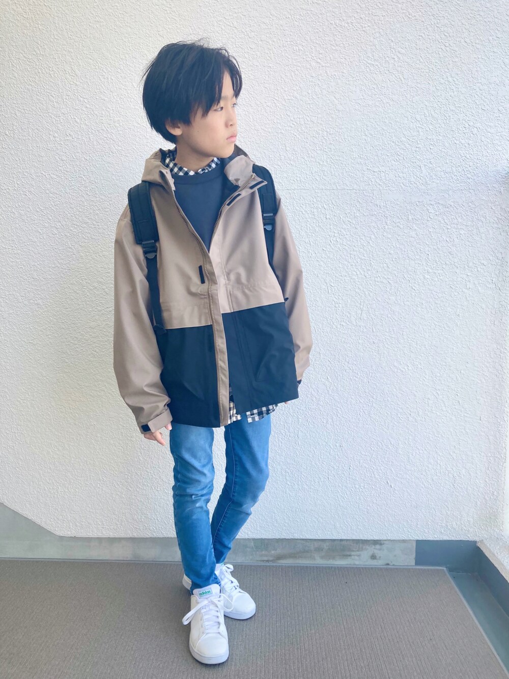 「キッズコーデ、カジュアルコーデ、ビッグシルエット、レイヤードスタイル、シンプルコーデ、小学生、マウンテンパーカー、チェックシャツ、デニムパンツ、スキニーパンツ、GU」｜「GUのアイテム（マウンテンパーカー、ベージュ系）」を使った、kaoruさん（キッズ・140cm）の冬コーディネートの1枚目の写真