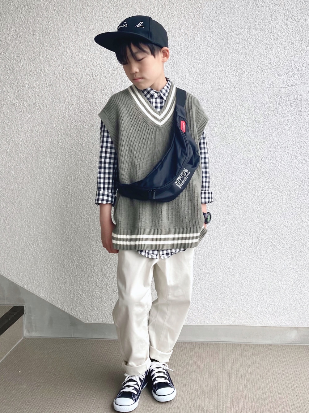 「春服みてみて、春コーデ、シャツスタイル、キッズコーデ、小学生、きれいめカジュアル、カジュアル、チェックシャツ、ニットベスト、カラーパンツ、GU、Branshes、コンバース、Manhattan Portage、agnes b.」｜「GUのアイテム（ベスト、グリーン系）」を使った、kaoruさん（キッズ・140cm）の春コーディネートの1枚目の写真