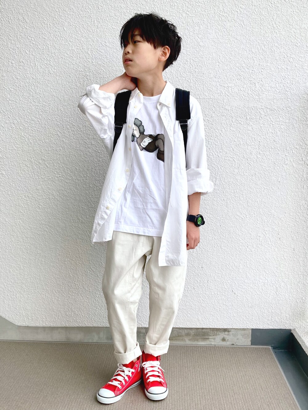 「キッズコーデ、春コーデ、春カラー、小学生、カジュアル、シャツスタイル、シンプル、ホワイトコーデ、白パンツ、テーパードパンツ、UNIQLO、Branshes、コンバース」｜「UNIQLOのアイテム（Tシャツ/カットソー、ホワイト系）」を使った、kaoruさん（キッズ・140cm）の春コーディネートの1枚目の写真