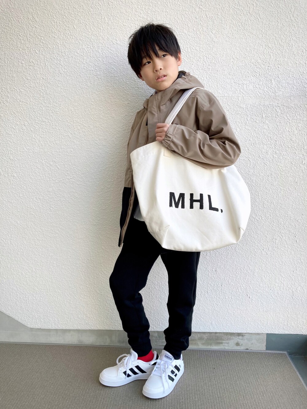 「チョコ色に染まれ、キッズファッション、スポーツミックス、プチプラ、男の子コーデ、春アウター、小学生、GU、ikka、ユニクロ、adidas、マウンテンパーカー、スウェットパンツ、トートバッグ、スニーカー」｜「GUのアイテム（マウンテンパーカー、ベージュ系）」を使った、kaoruさん（キッズ・140cm）の冬コーディネートの1枚目の写真