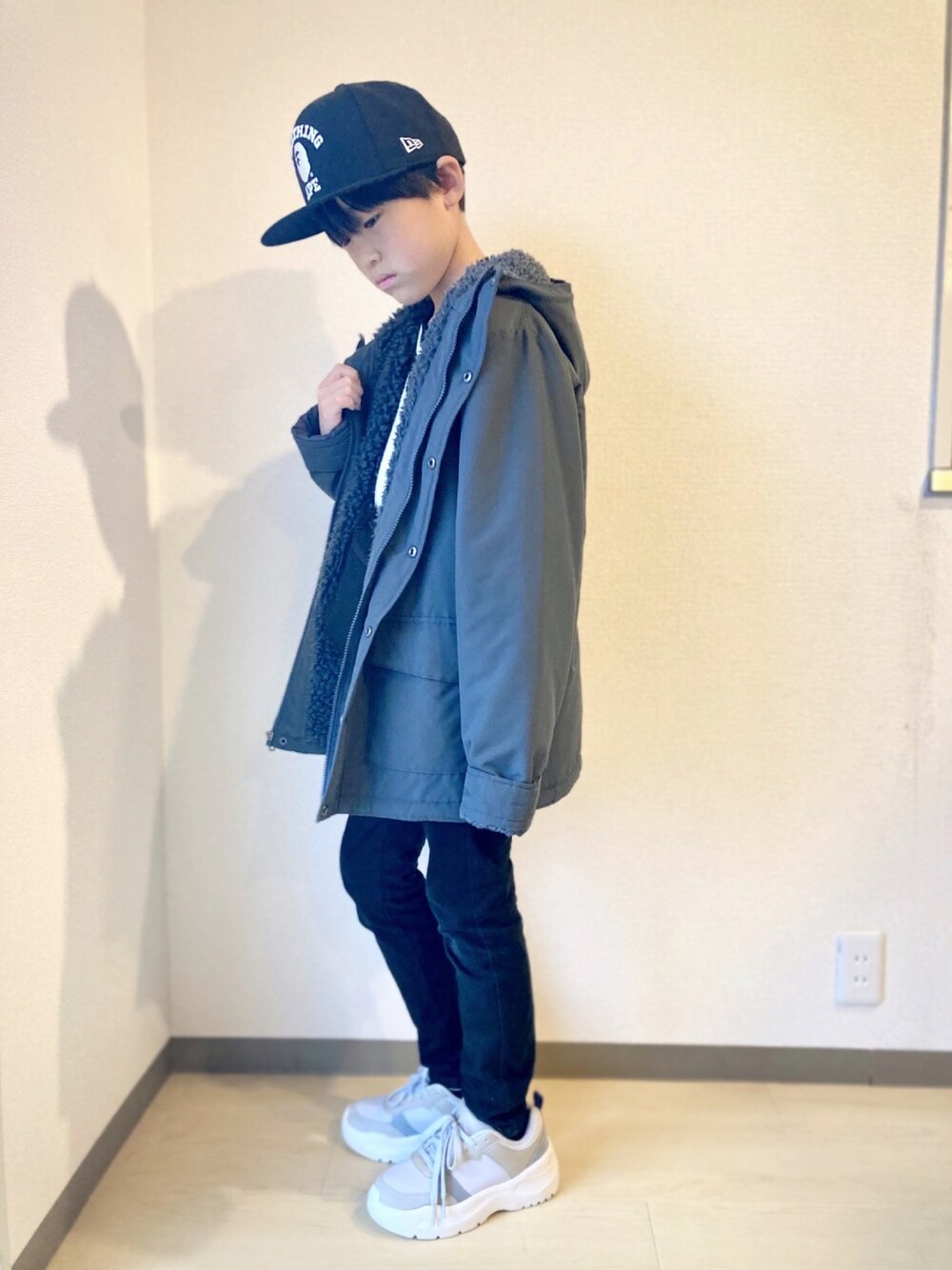 「男の子コーデ、キッズファッション、小学生、シンプルコーデ、マウンテンパーカー、スキニーパンツ、キャップコーデ、スニーカー、patagonia、GU、abathingape」｜「GUのアイテム（パンツ、ブラック系）」を使った、kaoruさん（キッズ・139cm）の冬コーディネートの1枚目の写真