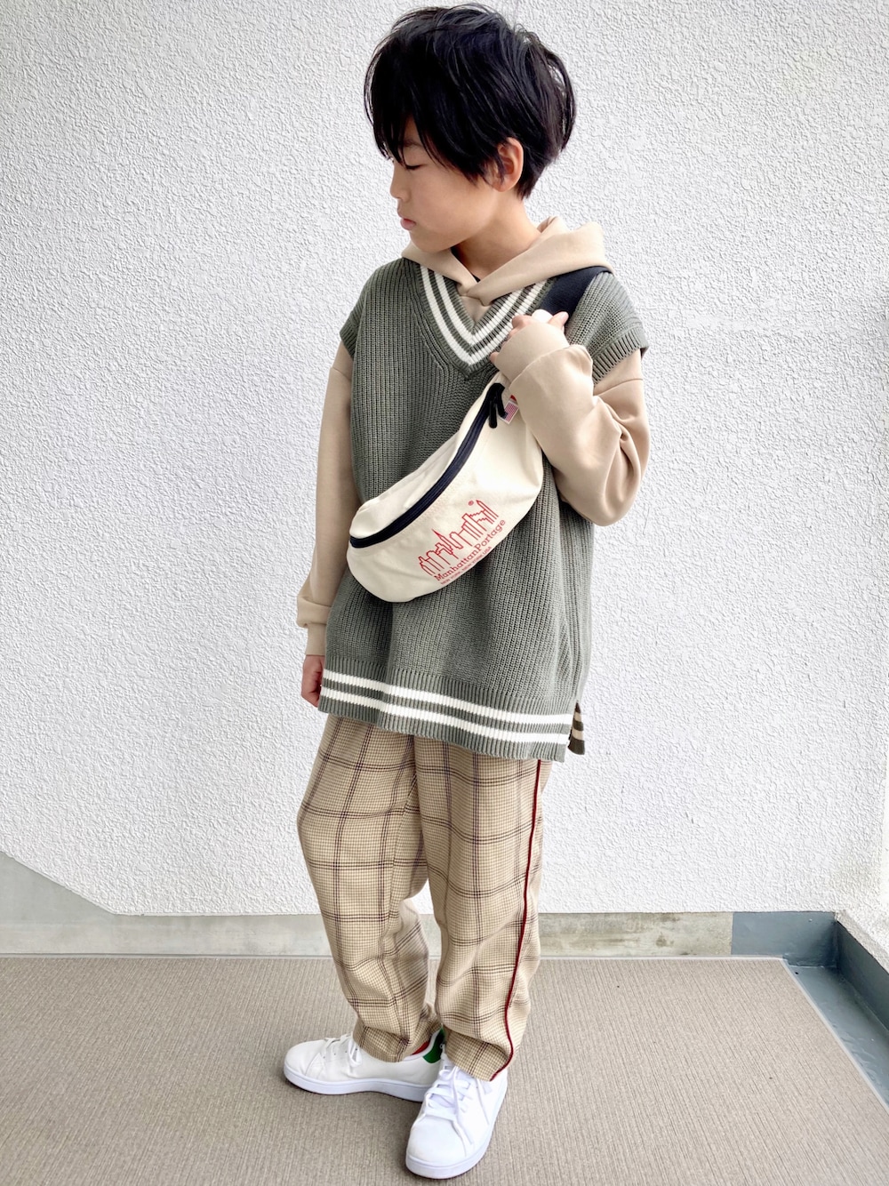 「キッズファッション、小学生、春コーデ、くすみカラー、ニットベスト、チルデンニット、パーカー、チェックパンツ、ウエストポーチ、GU、Branshes、Manhattan Portage、adidas」｜「GUのアイテム（ベスト、グリーン系）」を使った、kaoruさん（キッズ・140cm）の冬コーディネートの1枚目の写真