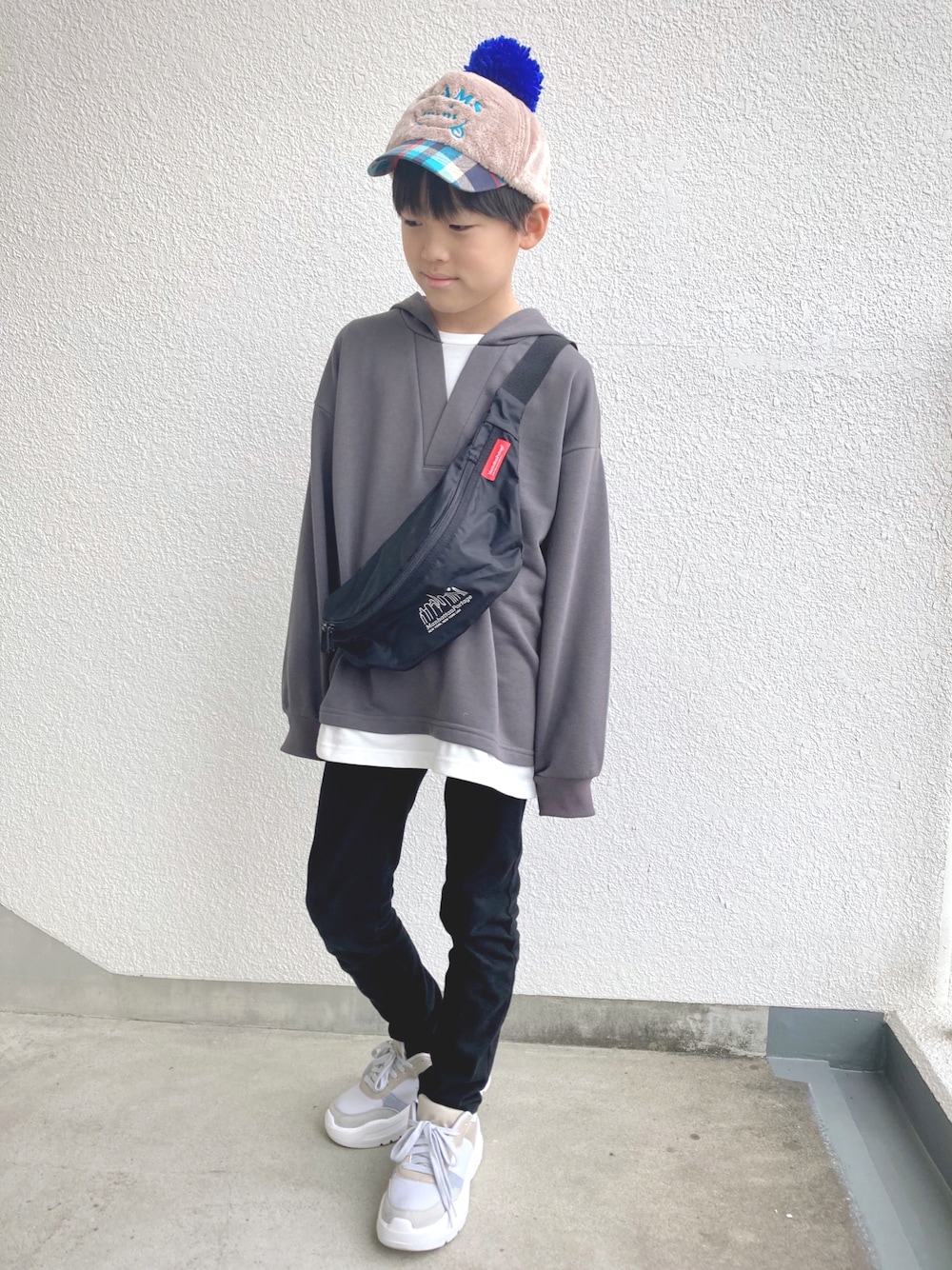 「キッズファッション、キッズコーデ、男の子コーデ、シンプルコーデ、プチプラコーデ、パーカーコーデ、スキニーパンツ、スニーカーコーデ、グローバルワーク(GLOBAL WORK)、GUコーデ、マンハッタンポーテージ」｜「GLOBAL WORKの【キッズ】イージ－DRYスキッパーパーカー/229727（パーカー、グレー系）」を使った、kaoruさん（キッズ・139cm）の冬コーディネートの1枚目の写真