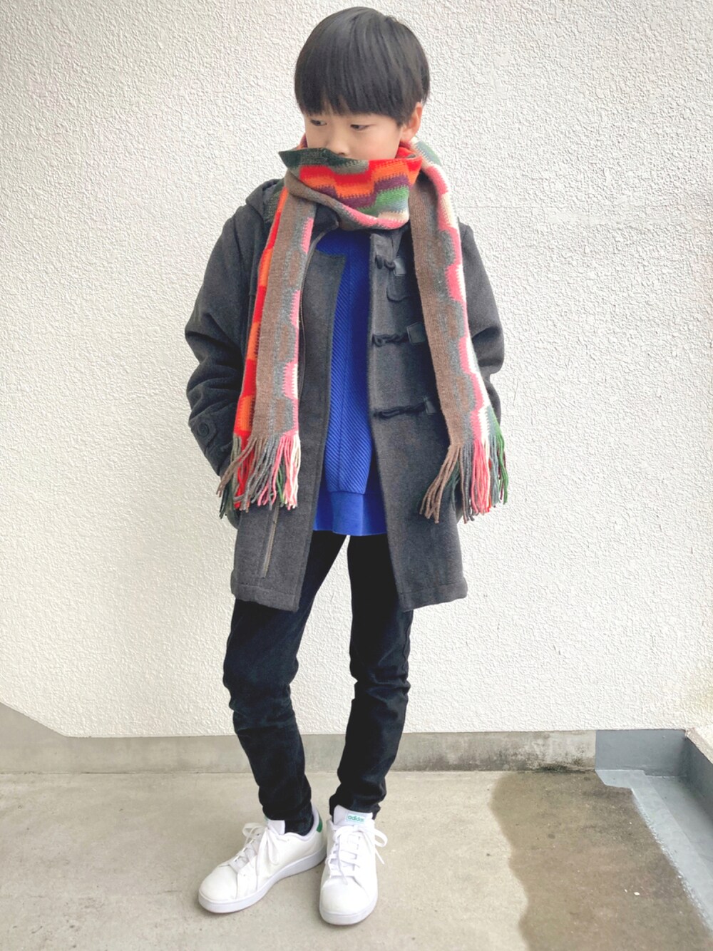 「キッズファッション、冬コーデ、あったかコーデ、マフラーコーデ、男の子コーデ、Branshes、ダッフルコート、スキニーパンツ、GUコーデ、スニーカー、adidas」｜「GUのアイテム（パンツ、ブラック系）」を使った、kaoruさん（キッズ・139cm）の冬コーディネートの1枚目の写真