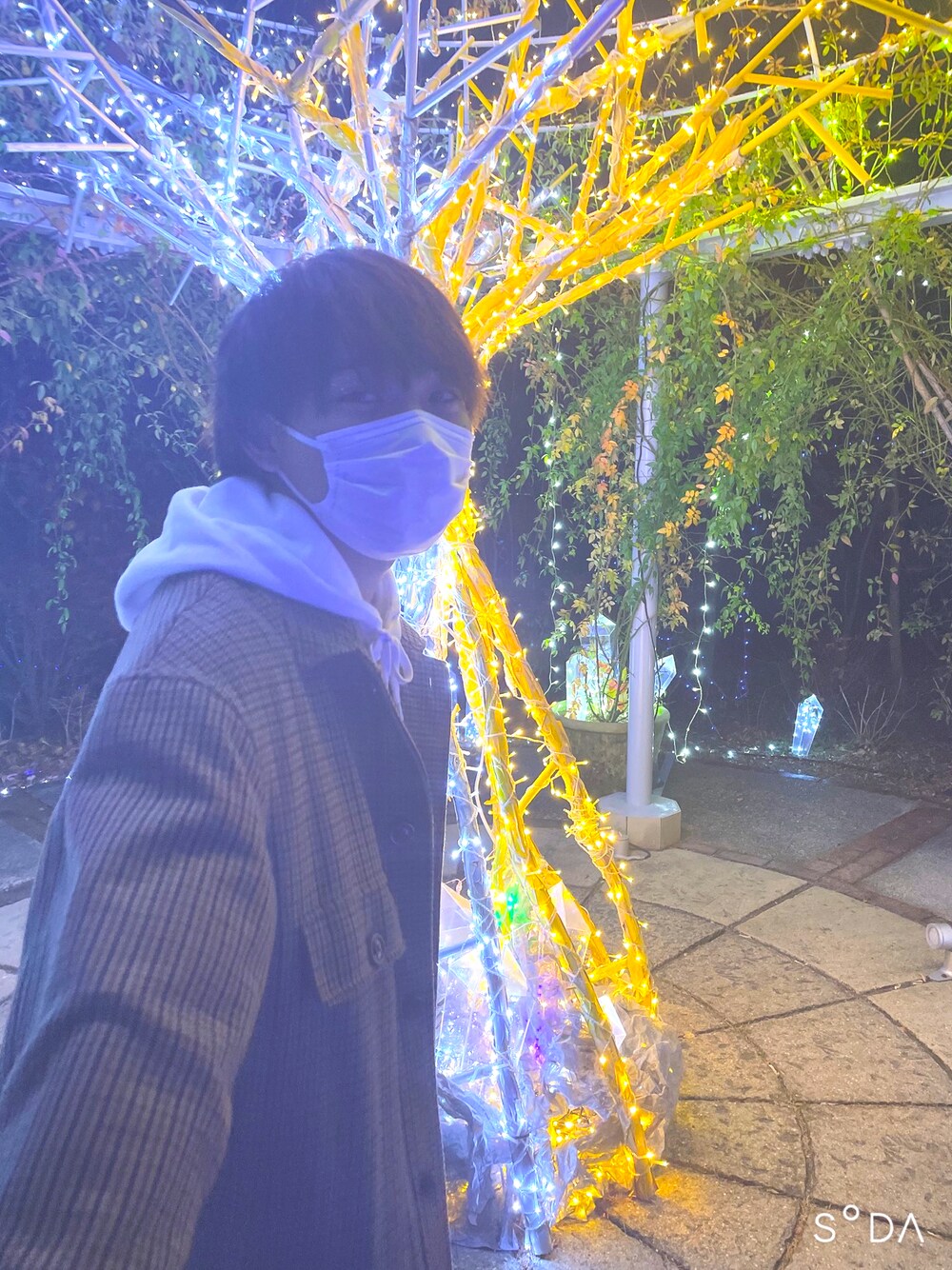 ブラウン系のミリタリージャケット、ホワイト系のパーカー、ブラック系のその他パンツを着用したメンズの冬コーディネートの1枚目の写真