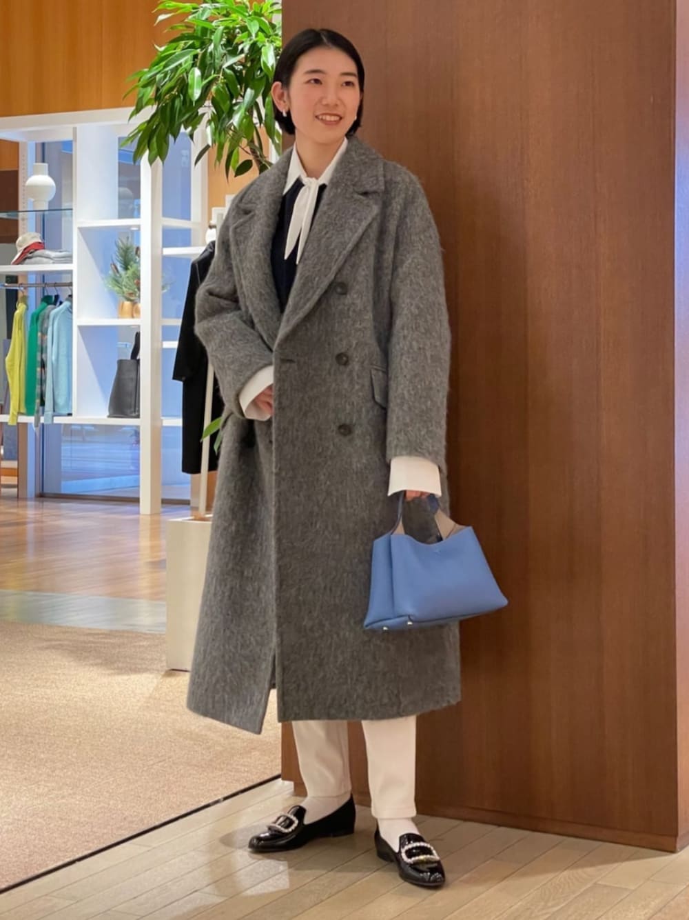 「TOMORROWLAND、トゥモローランド、ballsey、MACPHEE、GALERIE VIE、BOURRIENNE、Bourrienne Paris X、ダブルコート、シャギーコート、タイ付きシャツ、ボウタイブラウス、クルーネックニット」｜「BOURRIENNE ParisXのBOURRIENNE PALETTE フロントタイシャツ（シャツ/ブラウス、ホワイト系）」を使った、Taniguchi_TOMORROWLANDさん（レディース・158cm）の冬コーディネートの1枚目の写真