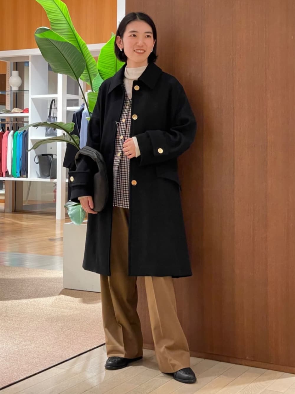 「TOMORROWLAND、トゥモローランド、MACKINTOSH、HUMBIE、TOMORROWLAND .B、TOMORROWLAND collection、Aeta、別注、チェックジレ、カシミヤニット、タートルネックニット」｜「TOMORROWLAND .BのTOMORROWLAND .B カシミヤ タートルネックプルオーバー（ニット/セーター、ホワイト系）」を使った、Taniguchi_TOMORROWLANDさん（レディース・158cm）の秋コーディネートの1枚目の写真