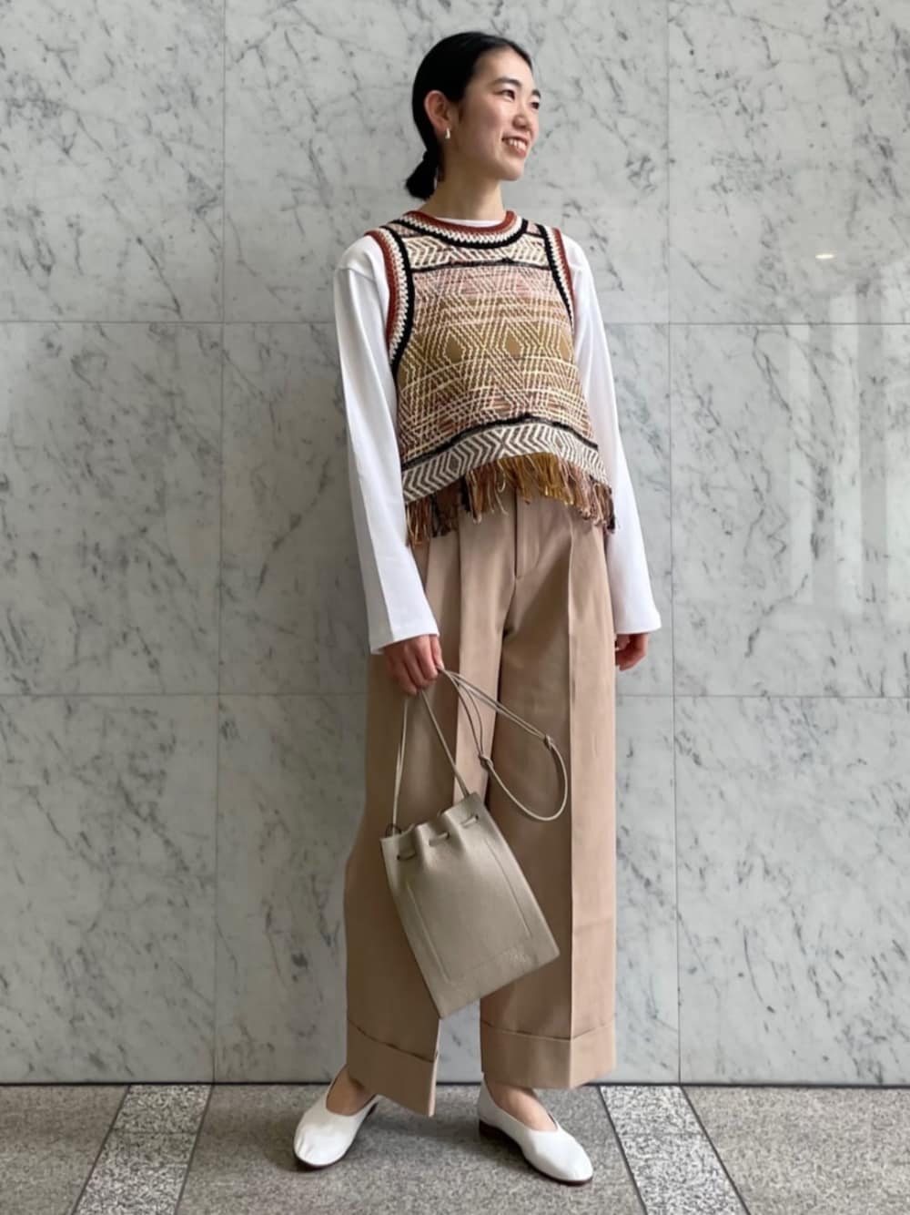 「TOMORROWLAND、トゥモローランド、caban、Aeta、martiniano、ツイードベスト、フリンジ、チノパン、ベージュ、GALERIE VIE、ロンT、ワントーンコーデ」｜「MartinianoのMartiniano GLOVE フラットシューズ（バレエシューズ、ホワイト系）」を使った、Taniguchi_TOMORROWLANDさん（レディース・158cm）の春コーディネートの1枚目の写真