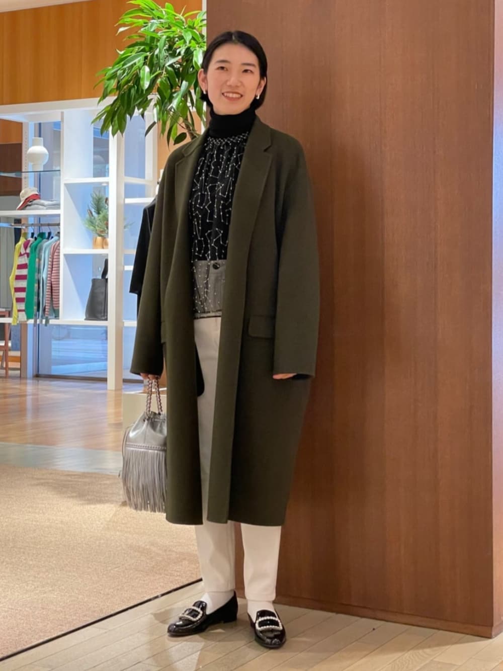 「TOMORROWLAND、トゥモローランド、TOMORROWLAND .B、ballsey、GALERIE VIE、J&M DAVIDSON、manolo blahnik、チェスターコート、ブラウス、チュールトップス、ビーズエンブロイダリー、エンブロイダリー」｜「TOMORROWLAND .BのTOMORROWLAND .B ウールダブルフェイス チェスターコート（チェスターコート、グリーン系）」を使った、Taniguchi_TOMORROWLANDさん（レディース・158cm）の冬コーディネートの1枚目の写真