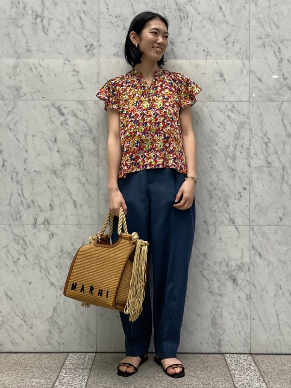 ブルー系のその他パンツ、レッド系のシャツ/ブラウスを着用したレディースの春コーディネートの1枚目の写真