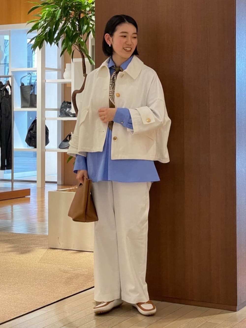 「TOMORROWLAND、トゥモローランド、MACKINTOSH、HUMBIE、別注、ブルーシャツ、スキッパーシャツ、MACPHEE、GALERIE VIE、AENEIS、Hender Scheme、大人カジュアル」｜「MACPHEEのコットンブロード スキッパーシャツ（シャツ/ブラウス、ブルー系）」を使った、Taniguchi_TOMORROWLANDさん（レディース・158cm）の冬コーディネートの1枚目の写真