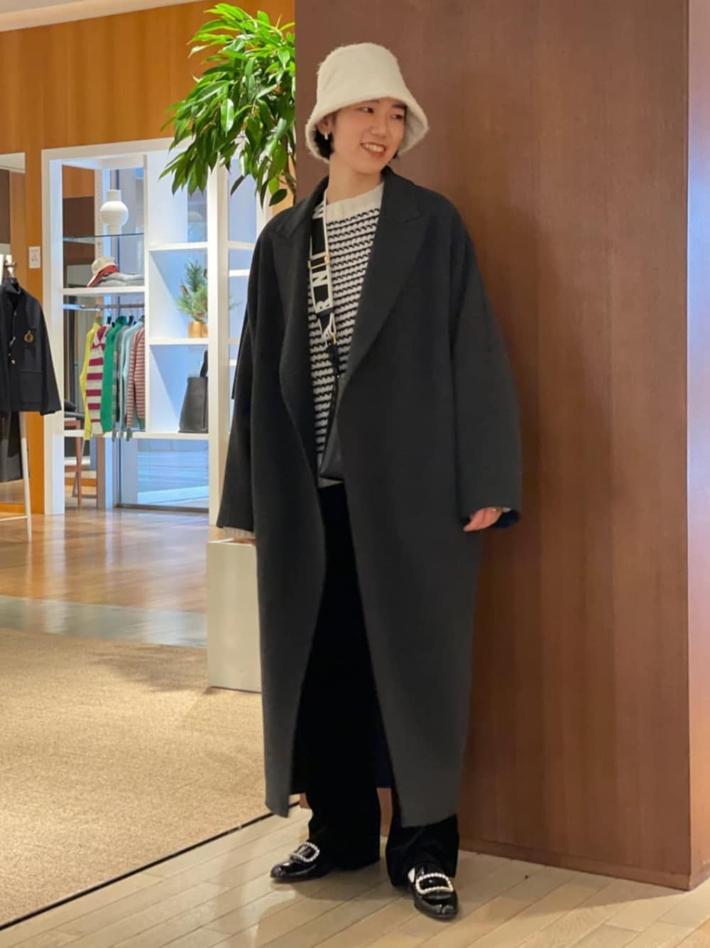 「TOMORROWLAND、トゥモローランド、caban、DES PRÉS、GALERIE VIE、La Maison de lyllis、MARNI、manolo blahnik、コクーンコート、ボーダーニット、ベロアパンツ、バケットハット、大人カジュアル、モノトーン」｜「DES PRESのウールモッサコクーンコート（ダッフルコート、グレー系）」を使った、Taniguchi_TOMORROWLANDさん（レディース・158cm）の冬コーディネートの1枚目の写真