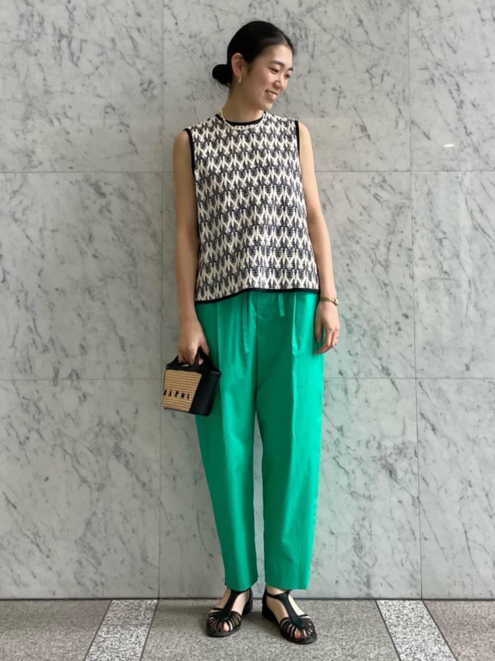 「TOMORROWLAND、トゥモローランド、TOMORROWLAND collection、MARNI、Rieuk、caban、コットンレース、ブラウス、ベスト、グリーン、２ＷＡＹ、大人カジュアル」｜「TOMORROWLAND のクロストリコット フロンタブルノースリーブブラウス（シャツ/ブラウス、ホワイト系）」を使った、Taniguchi_TOMORROWLANDさん（レディース・158cm）の春コーディネートの1枚目の写真