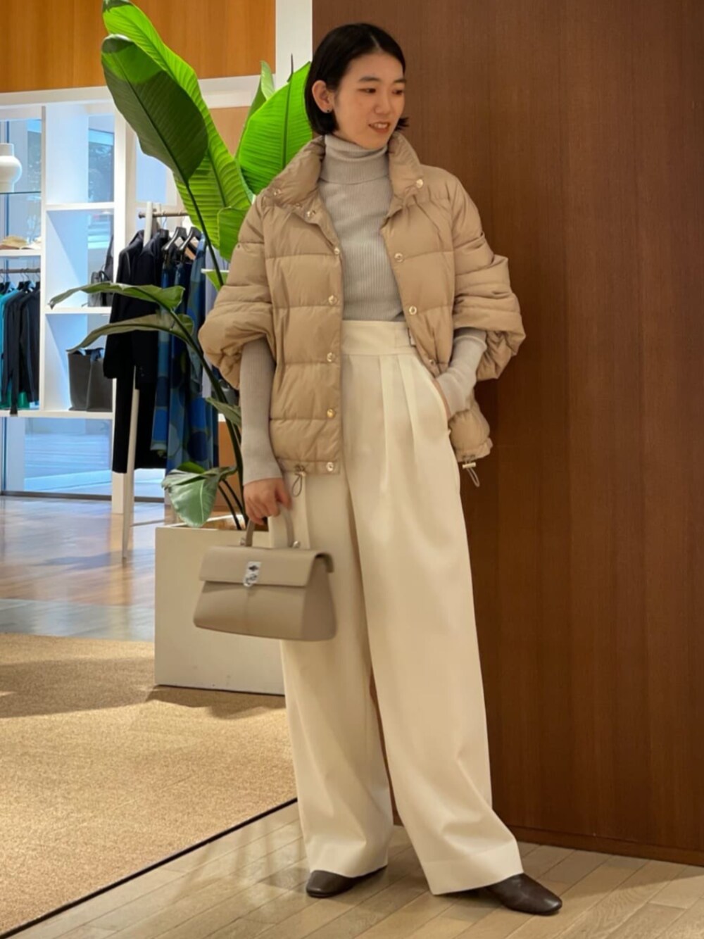 「TOMORROWLAND、トゥモローランド、MACKINTOSH、GALERIE VIE、caban、cafune、aeyde、タックパンツ、グルカパンツ、ダウンジャケット、ワントーンコーデ」｜「TOMORROWLAND のAeyde DELIA ナッパレザーパンプス（パンプス、ブラウン系）」を使った、Taniguchi_TOMORROWLANDさん（レディース・158cm）の秋コーディネートの1枚目の写真