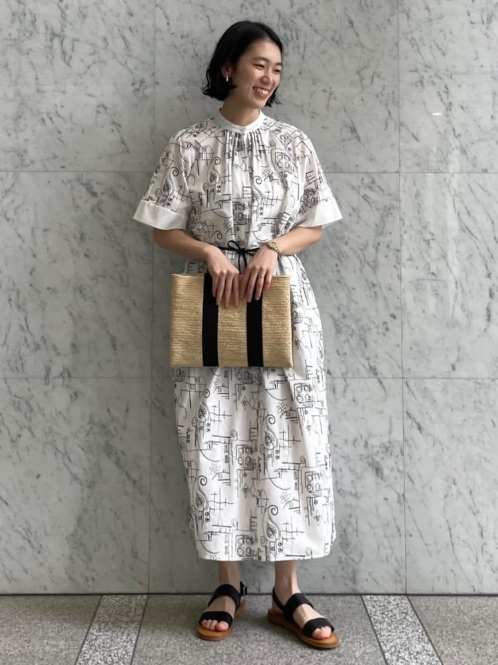 「TOMORROWLAND、トゥモローランド、TOMORROWLAND collection、GALERIE VIE、Lola hats、エンブロイダリー、ワンピース、大人カジュアル、モノトーン、かごバッグ」｜「GALERIE VIEのGALERIE VIE バックストラップサンダル（サンダル、ブラック系）」を使った、Taniguchi_TOMORROWLANDさん（レディース・158cm）の春コーディネートの1枚目の写真