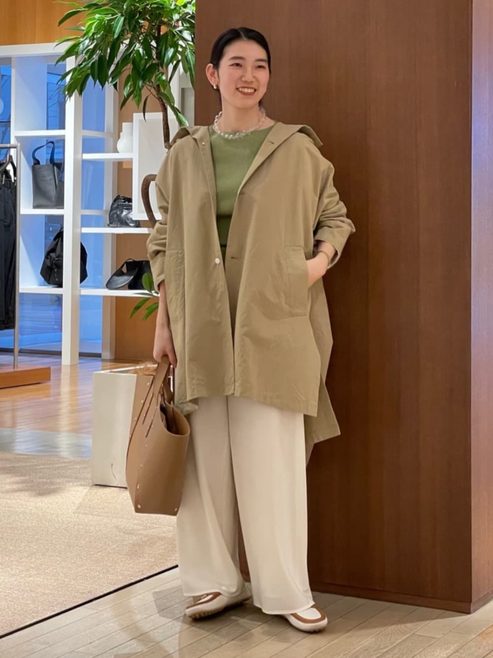 「TOMORROWLAND、トゥモローランド、GALERIE VIE、Hender Scheme、スタンドカラーコート、オーバーサイズコート、リブニット、イージーパンツ、大人カジュアル、デイリーカジュアル、リラックススタイル」｜「GALERIE VIEのパラシュートクロス スタンドカラーオーバーコート（その他アウター、ベージュ系）」を使った、Taniguchi_TOMORROWLANDさん（レディース・158cm）の冬コーディネートの1枚目の写真