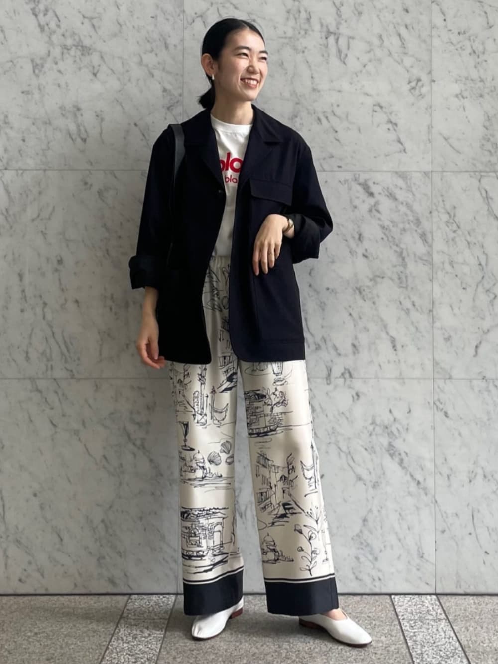 「TOMORROWLAND、トゥモローランド、MACPHEE、GALERIE VIE、Aeta、MARTINIANO、ジャケット、柄パンツ、ロゴT、モノトーン、大人カジュアル」｜「MartinianoのMartiniano GLOVE フラットシューズ（バレエシューズ、ホワイト系）」を使った、Taniguchi_TOMORROWLANDさん（レディース・158cm）の春コーディネートの1枚目の写真