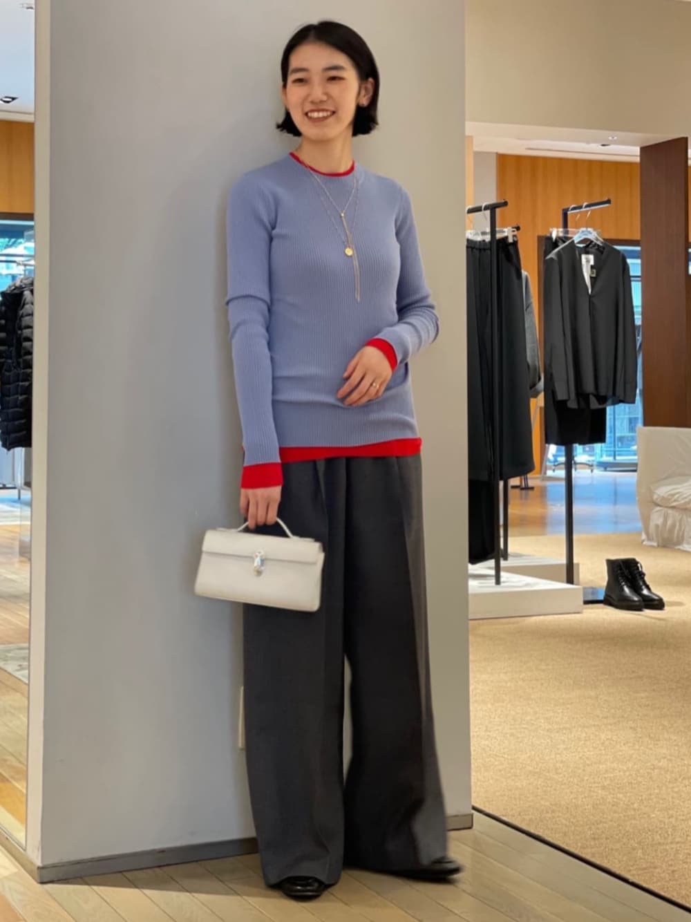 「TOMORROWLAND、トゥモローランド、GALERIE VIE、MACPHEE、MARIHA、タックパンツ、ワイドパンツ、リブニット、レイヤードスタイル、レッド、サックスブルー、大人カジュアル」｜「GALERIE VIEのプルミエールウールリブ クルーネックプルオーバー（ニット/セーター、ブルー系）」を使った、Taniguchi_TOMORROWLANDさん（レディース・158cm）の秋コーディネートの1枚目の写真