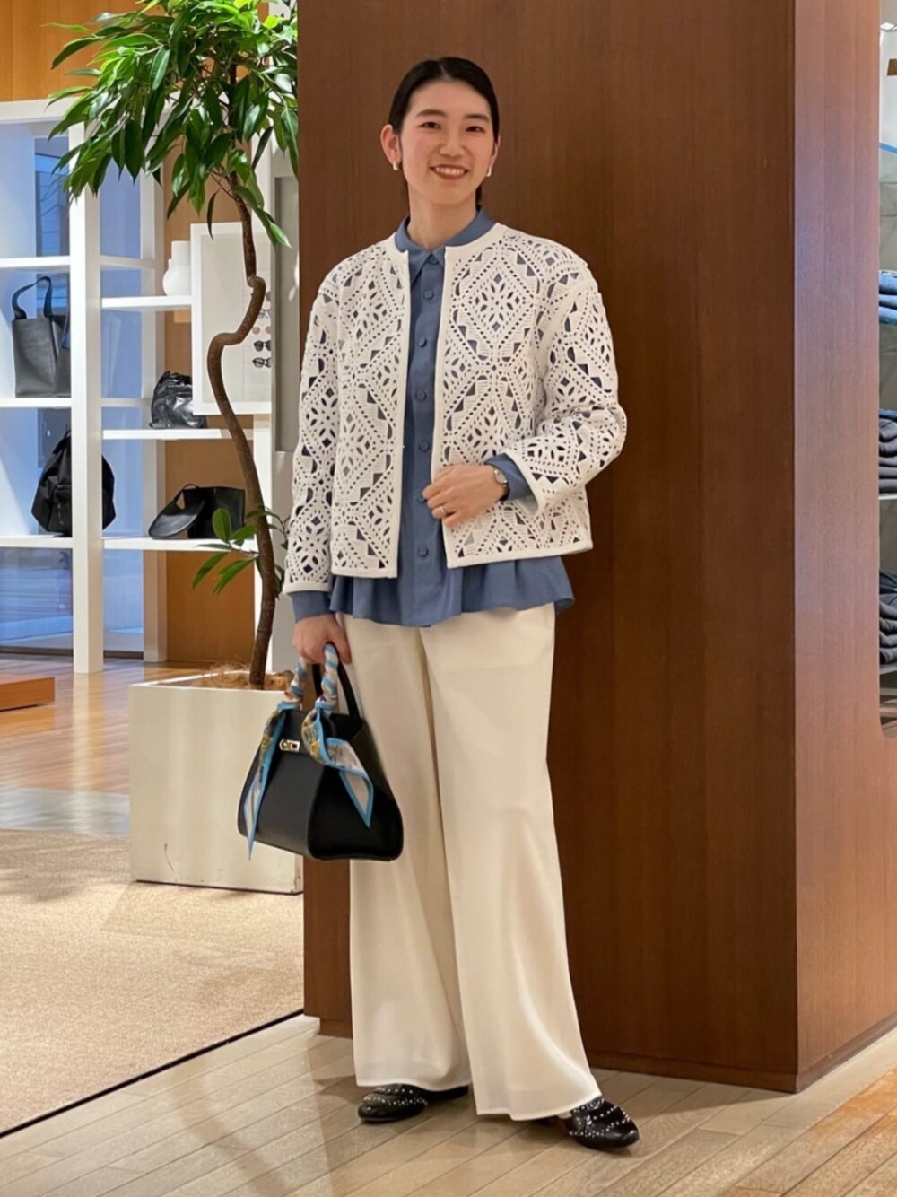 caban（キャバン）の「コットンサテンモールスキン タックブラウス