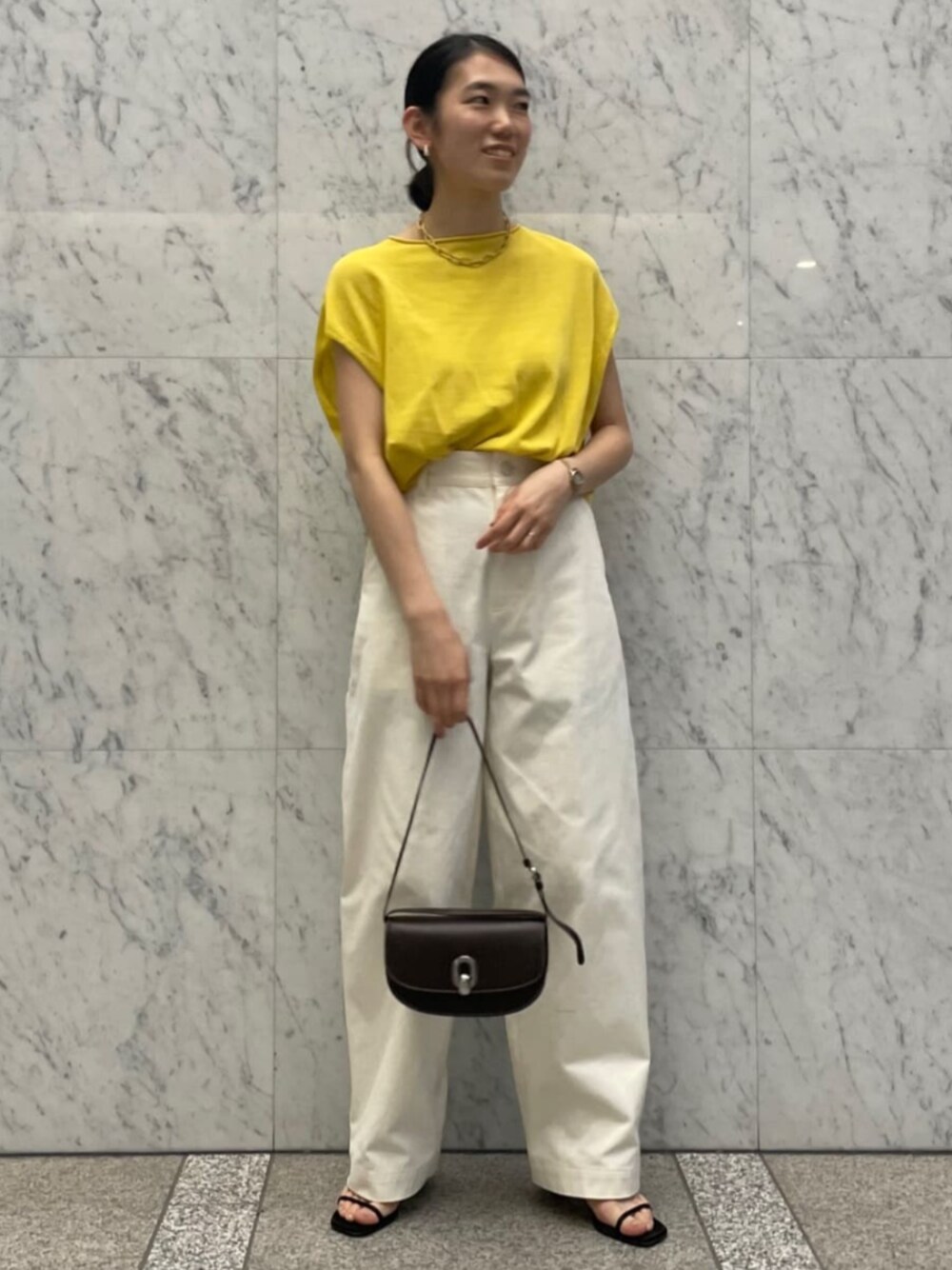 イエロー系のニット/セーター、ホワイト系のその他パンツを着用したレディースの夏コーディネートの1枚目の写真