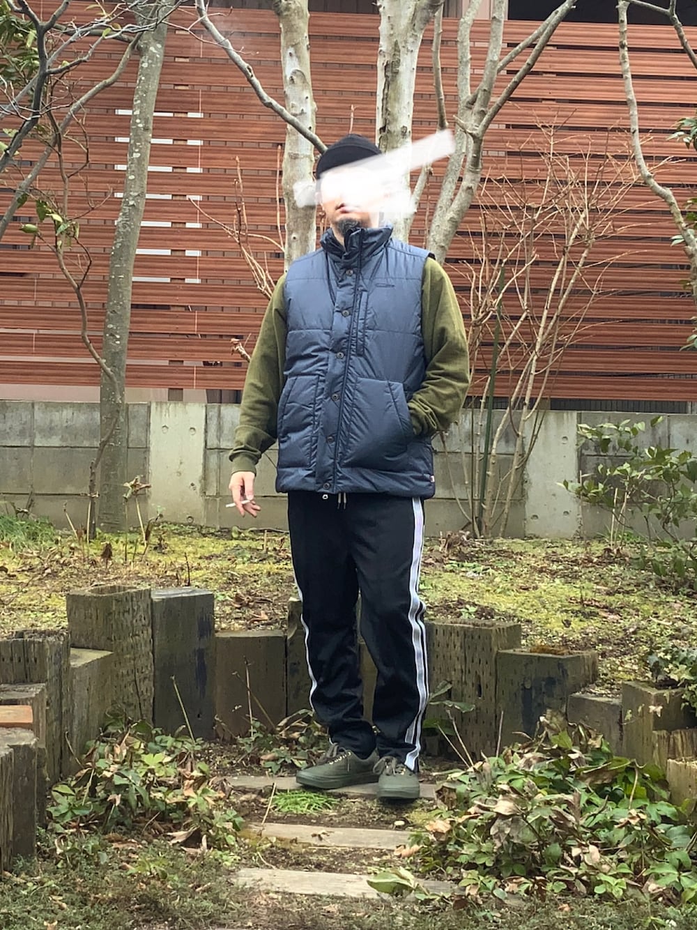 「休日スタイル、シンプルコーデ、カーキ、ダウンベスト、タバコ、tobocco、喫煙者、ニット帽」｜「ホームセンターのアイテム（ニットキャップ/ビーニー、ブラック系）」を使った、マニくんさん（メンズ・165cm）の冬コーディネートの1枚目の写真
