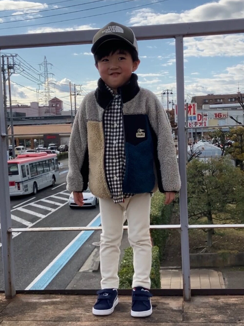 「THE NORTH FACEのアイテム（キャップ、グリーン系）」を使った、mosdefさん（キッズ・100cm）の秋コーディネートの1枚目の写真