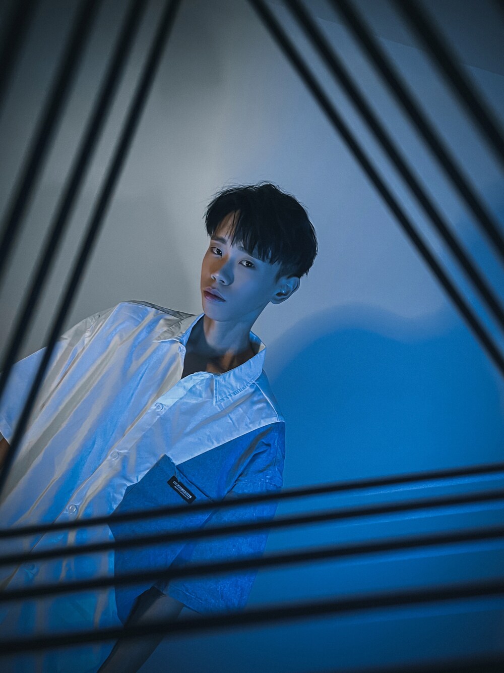 「ootd、夏、街頭穿搭、休閒、国潮、oversize、牛仔褲、白T、男友風、韓系、單寧、襯衫」｜「NELLYのアイテム（シャツ/ブラウス、ホワイト系）」を使った、Shawnさん（メンズ・180cm）の冬コーディネートの1枚目の写真