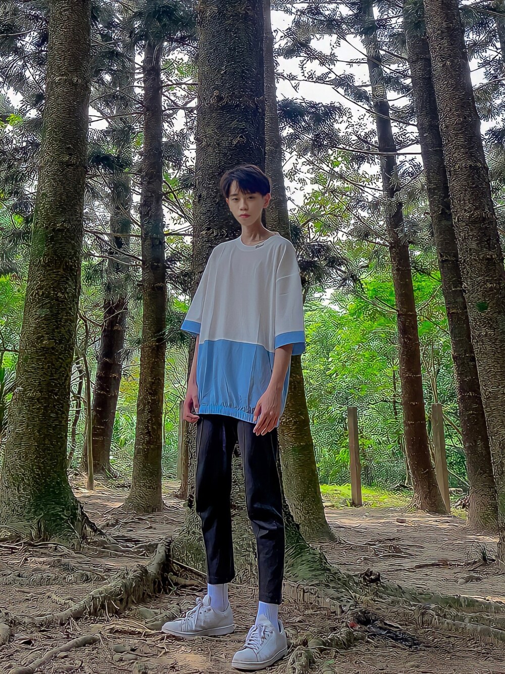「ootd、夏、街頭穿搭、球鞋、休閒、oversize、男友風、韓系、拼接」｜「H&Mのアイテム（チノパンツ、ブラック系）」を使った、Shawnさん（メンズ・180cm）の冬コーディネートの1枚目の写真
