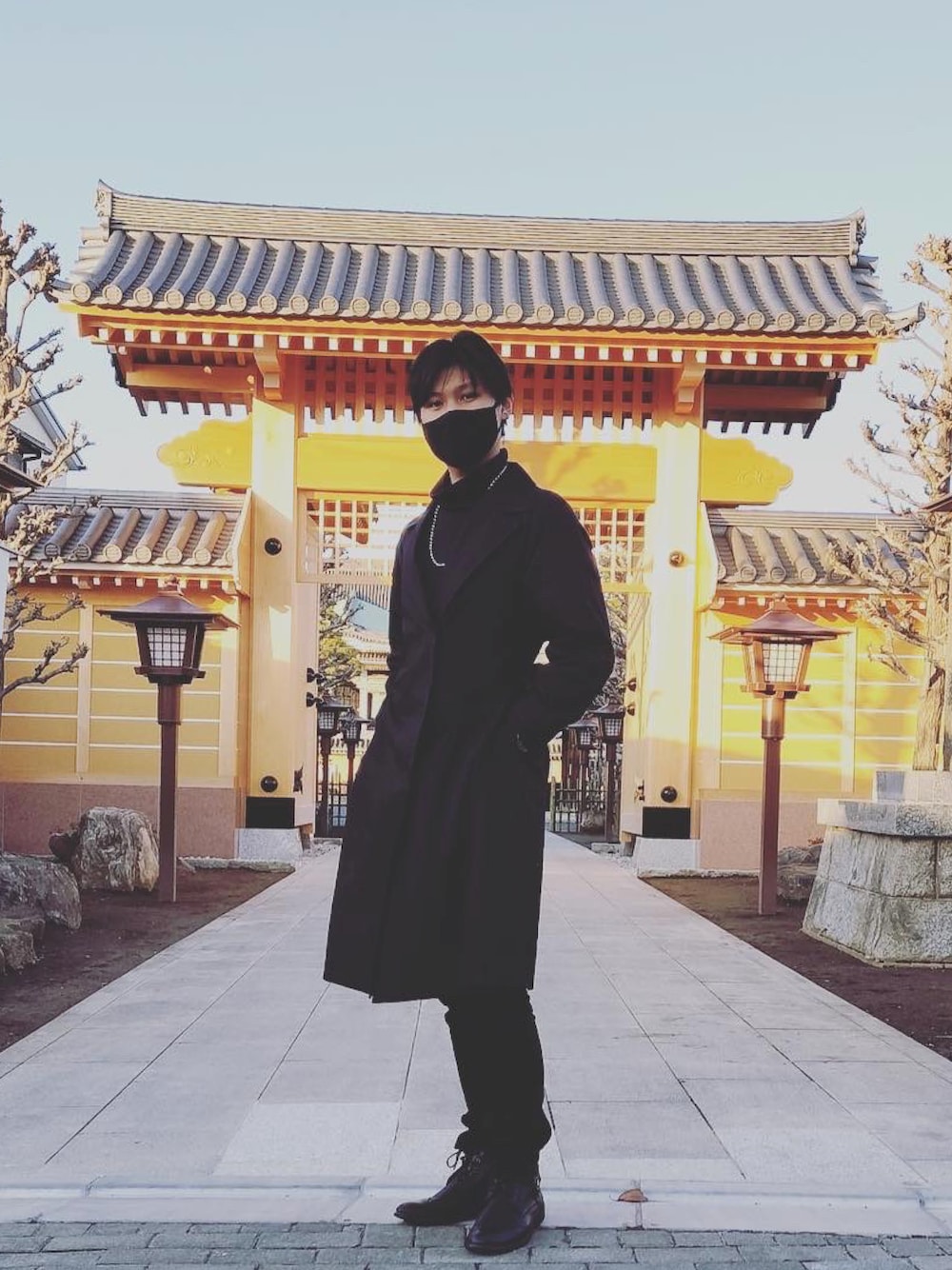 「ファッションの力を信じよう、原宿、埼玉県、ストリート、ウニクロ、black、fashion、streetstyle、streetfashion、ストリートファッション、harajuku、UNIQLO、ブラック、streetwear、streetfashionphotographer」｜「UNIQLOのTRENCH COAT（フォーマルスーツ/小物、ブラック系）」を使った、Enari Kenさん（メンズ・175cm）の冬コーディネートの1枚目の写真