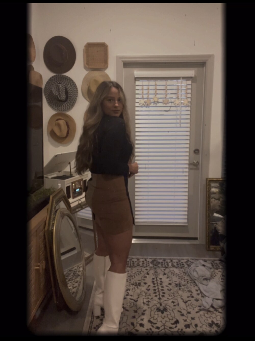 「WINTER STYLE、winter wearing、ootd、ootdtw、boots、skirt、white、BROWN、black and white、STYLE、blogger、fashion、fashion blogger」｜「no brandのアイテム（トップス、ブラック系）」を使った、Stephanieさん（レディース・157cm）の冬コーディネートの1枚目の写真