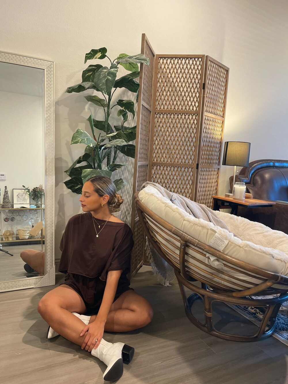 「BROWN、boots、Free people、white、shorts、gold、90's、ootd、ootdtw、ootdfashion、hair」｜「FREE PEOPLEのアイテム（トップス、ブラウン系）」を使った、Stephanieさん（レディース・157cm）の冬コーディネートの1枚目の写真