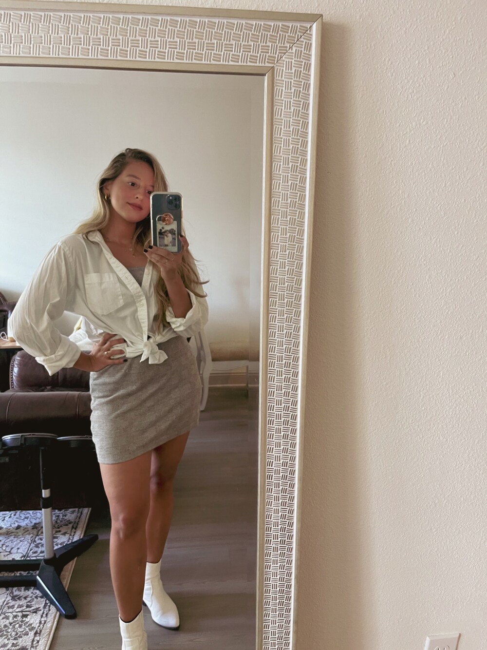 「gray、grey、dress、minimal、white、boots、hair」｜「no brandのアイテム（ワンピース/ドレス、グレー系）」を使った、Stephanieさん（レディース・157cm）の冬コーディネートの1枚目の写真