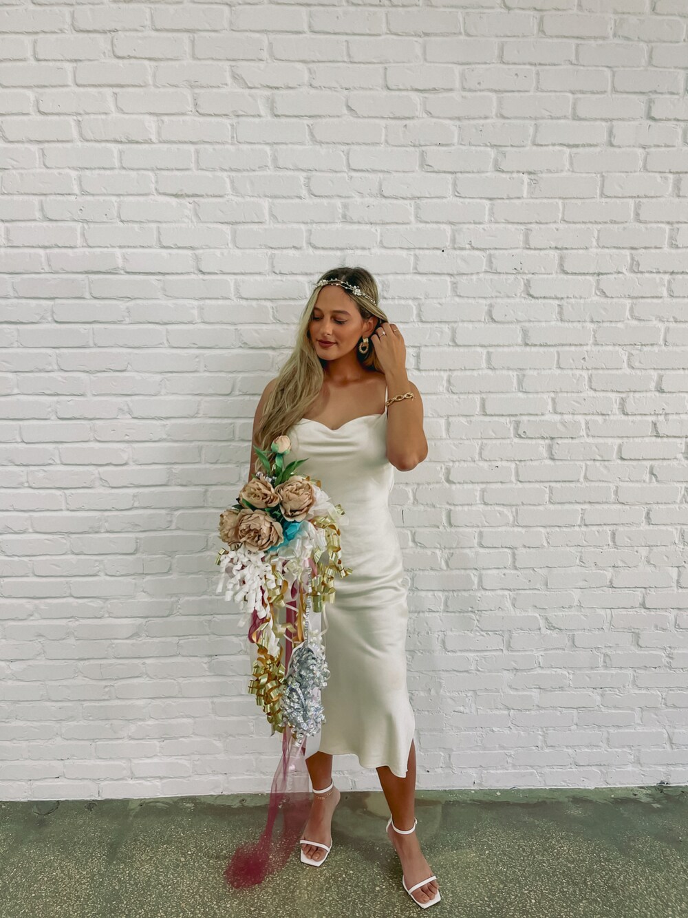 「bridal、white、heels、silk、ootd、outfit、STYLE、fashion、fashion blogger、flower」｜「EXPRESSのアイテム（ドレス、ホワイト系）」を使った、Stephanieさん（レディース・157cm）の冬コーディネートの1枚目の写真