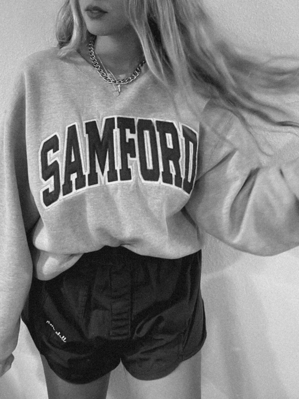 「cozy、sweater」｜「no brandのアイテム（スウェット、グレー系）」を使った、Stephanieさん（レディース・157cm）の冬コーディネートの1枚目の写真