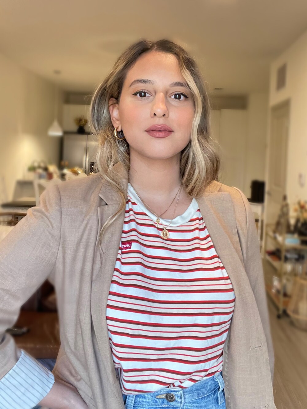 「Levi'sのアイテム（トップス、ホワイト系）」を使った、Stephanieさん（レディース・157cm）の冬コーディネートの1枚目の写真