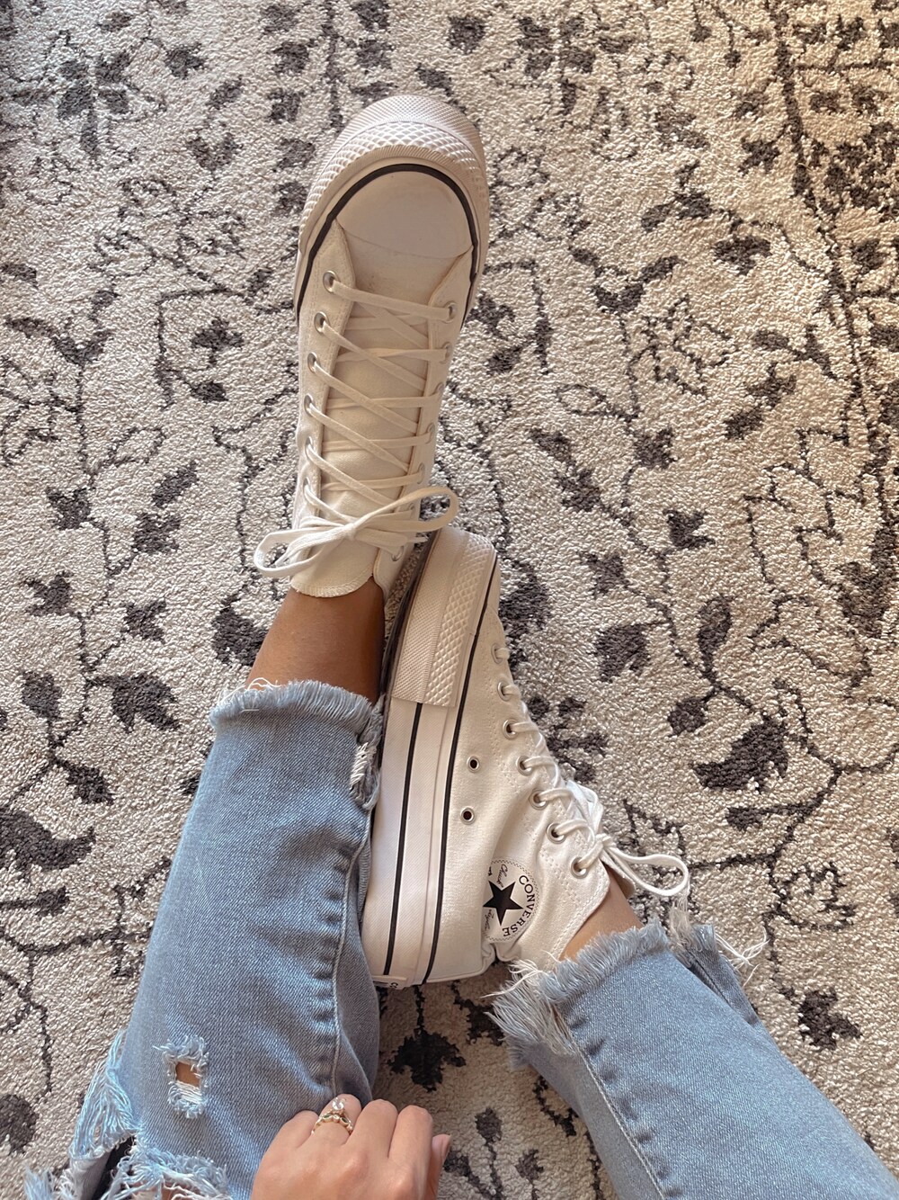 「CONVERSEのアイテム（シューズ、ホワイト系）」を使った、Stephanieさん（レディース・157cm）の春コーディネートの1枚目の写真