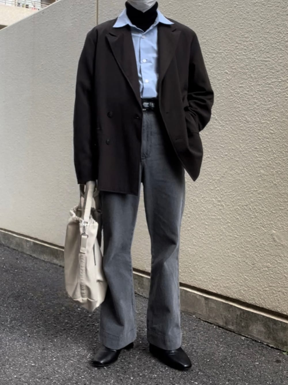 ブラウン系のテーラードジャケット、グレー系のデニムパンツ、ホワイト系のショルダーバッグを着用したメンズの秋コーディネートの1枚目の写真