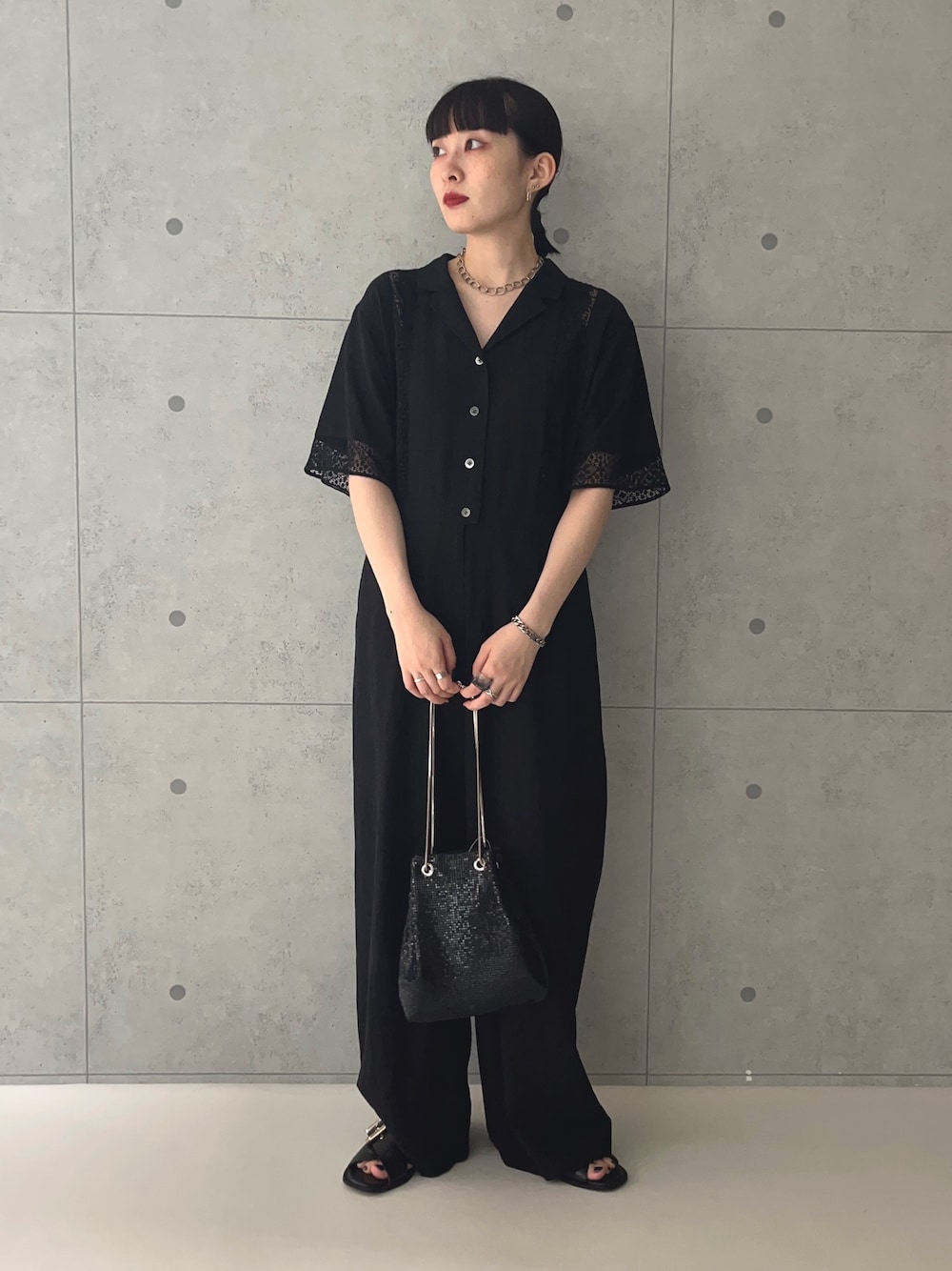 「夏コーデ、休日スタイル、お出かけコーデ、オールインワン、ブラックコーデ、オトナカジュアル、オトナ女子、巾着バッグ、キラキラバッグ、ラクチンコーデ、ワントーンコーデ、オールブラック、サンダルコーデ、レース、つなぎ」｜「fredy emueのレース切替オールインワン（つなぎ/オールインワン、ブラック系）」を使った、スダサチカさん（レディース・155cm）の夏コーディネートの1枚目の写真