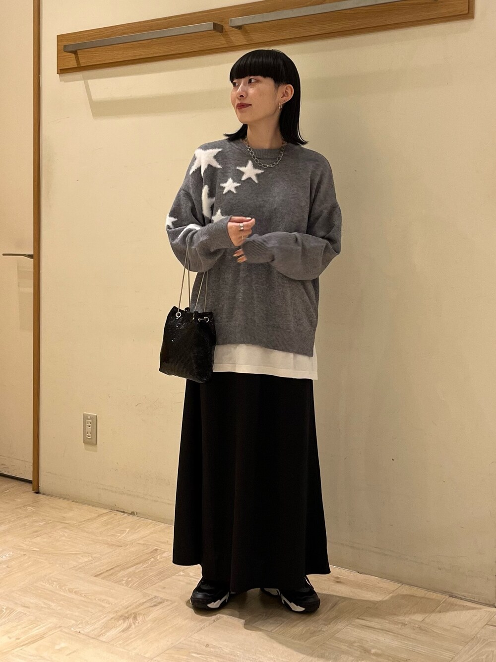 「モノトーン、お出かけコーデ、シンプルスタイル、スポーツミックス、低身長コーデ、ファッションを楽しもう、ニット、星柄、メタルバッグ、サテンスカート、FREDY&GLOSTER、フレディアンドグロスター、レイヤードスタイル、グレー、カジュアルコーデ」｜「fredy emueの星ジャガードニットプルオーバー（ニット/セーター、グレー系）」を使った、スダサチカさん（レディース・155cm）の秋コーディネートの1枚目の写真