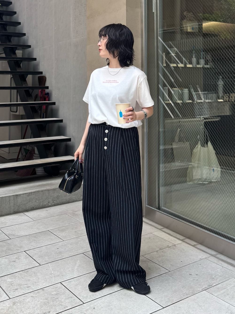 ホワイト系のTシャツ/カットソー、ブラック系のその他パンツを着用したレディースの夏コーディネートの1枚目の写真