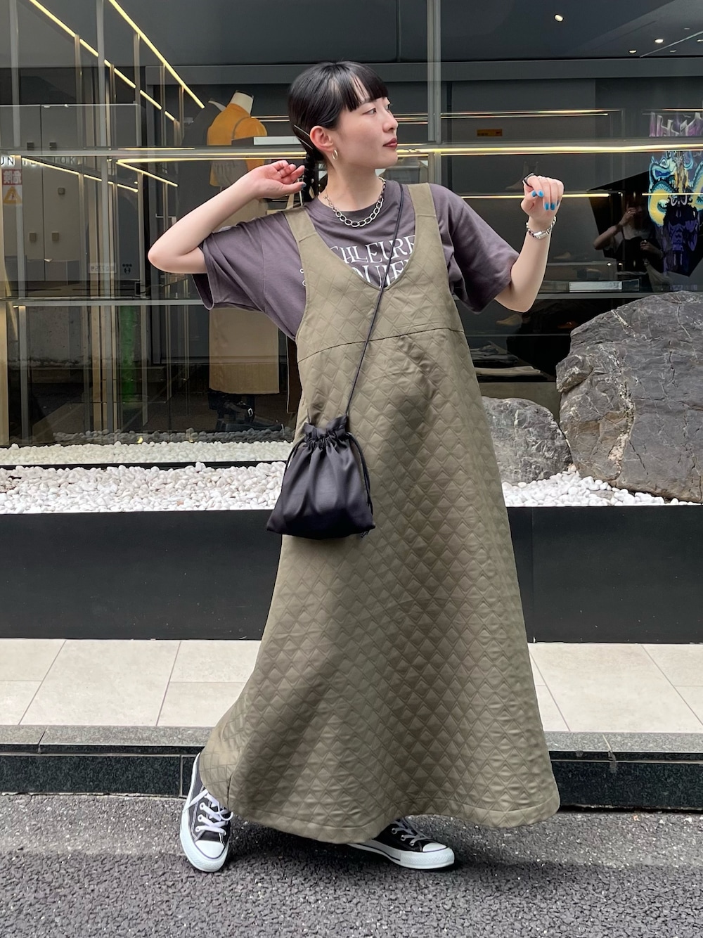 「アツいコーデ全部見せ、ショルダーバッグ、秋服準備はじめました、ロゴT、ワンピース、カラー×コーデ、休日スタイル、ジャンスカ、キルティング、Tシャツ、コンバース、ダークカラー、カーキ、秋先取りコーデ、低身長コーデ」｜「fredy emueのグラフィックプリントTシャツ（Tシャツ/カットソー、グレー系）」を使った、スダサチカさん（レディース・155cm）の夏コーディネートの1枚目の写真