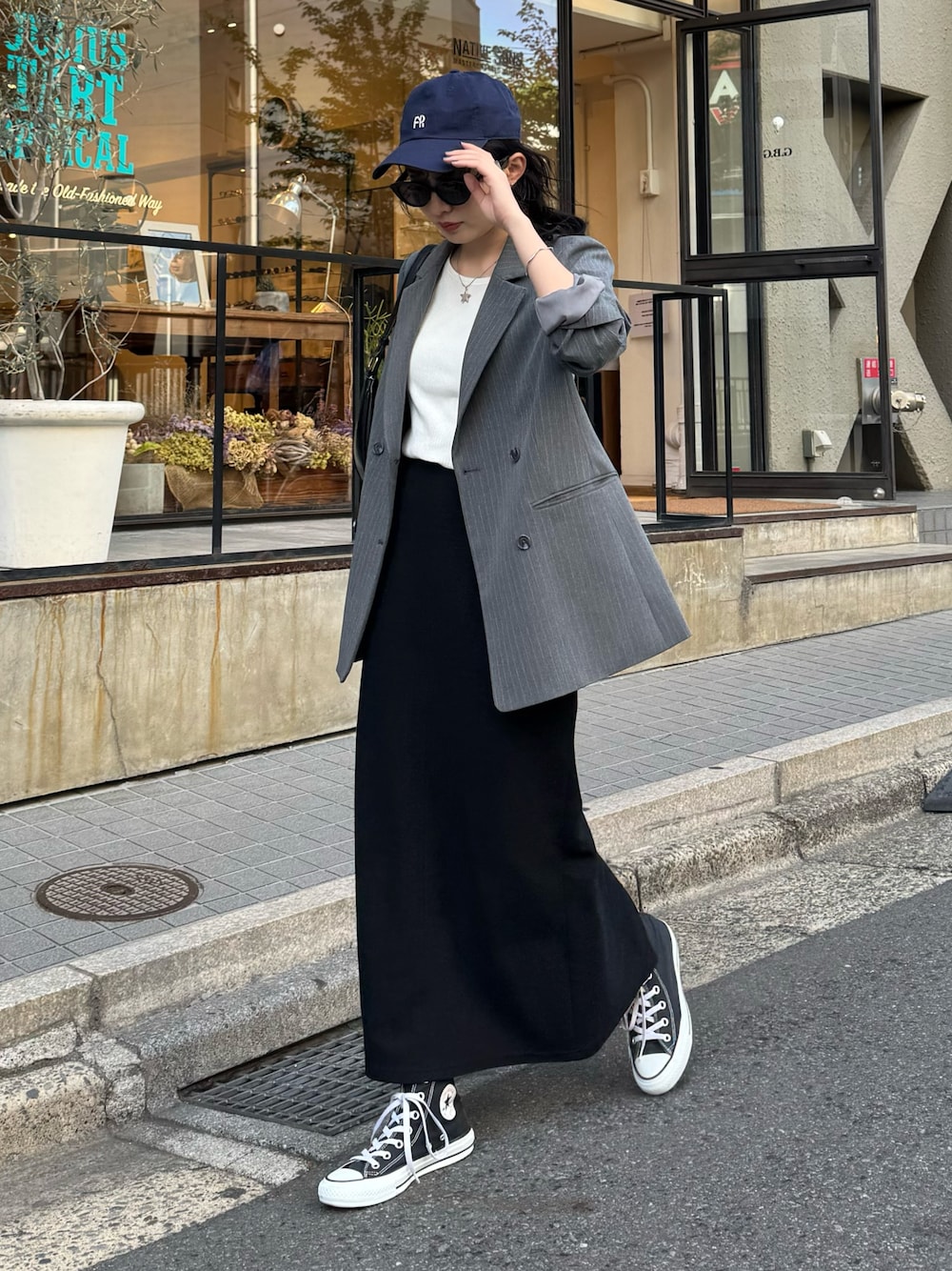 「大人カジュアル、最近のいい感じコーデ、モノトーン、春夏コーデ、キャップ、シンプルコーデ、きれいめカジュアル、休日スタイル、スニーカー、サングラス、春服、オトナカジュアル、ジャケットスタイル、低身長コーデ、タイトスカート」｜「fredy emueの【haru企画】ストライプダブルブレストジャケット（テーラードジャケット、グレー系）」を使った、スダサチカさん（骨格ナチュラル・レディース・155cm）の春コーディネートの1枚目の写真