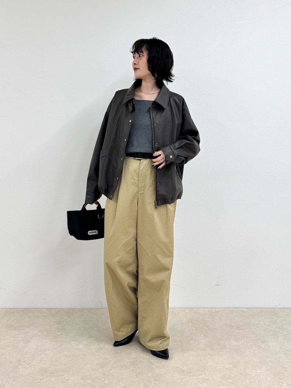 ブラウン系のブルゾン、グレー系のTシャツ/カットソー、ベージュ系のその他パンツを着用したレディースの夏コーディネートの1枚目の写真