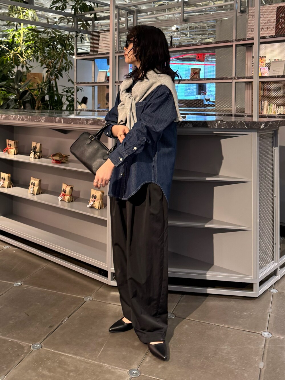グレー系のスウェット、ブラック系のその他パンツ、ブラック系のショルダーバッグを着用したレディースの春コーディネートの1枚目の写真
