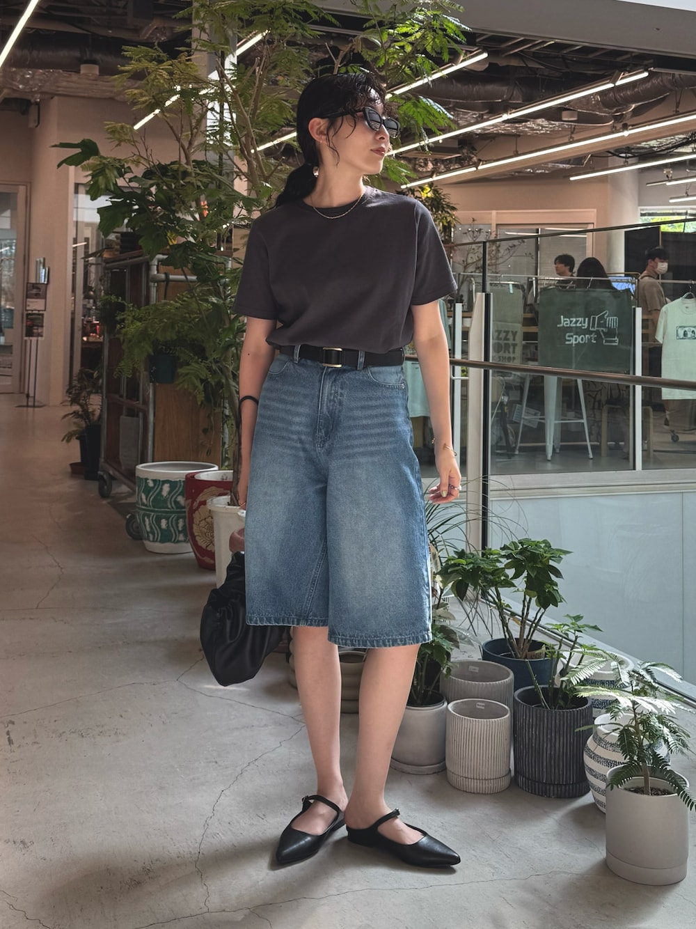 「夏コーデ、黒Tシャツ、きれいめカジュアル、ショートパンツ、デニム、サングラス、お出かけコーデ、休日スタイル、夏ファッション、Tシャツ、Tシャツ×デニム、ハーフパンツ、デニムパンツ、低身長コーデ、大人カジュアル」｜「fredy emueのベーシック半袖Tシャツ（Tシャツ/カットソー、グレー系）」を使った、スダサチカさん（レディース・155cm）の夏コーディネートの1枚目の写真